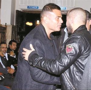 عمرو دياب مصافحا تامر حسني﻿
