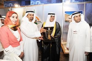 الشيخ احمد مشعل الاحمد في جناح الهيئة
