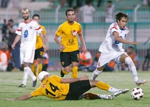 طلال العامر يحاول قطع الكرة من امام البرازيلي روجيريو 							الازرقكوم﻿