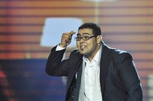 عمرو قطامش اثناء القاء احدى قصائده