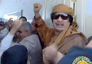 العقيد معمر القذافي خلال زيارته احدى المدارس في طرابلس امس افپ