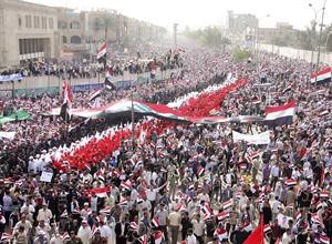 الاف العراقيين من انصار الزعيم الشيعي مقتدى الصدر تظاهروا مطالبين بعدم بقاء القوات الاميركية 	رويترز﻿