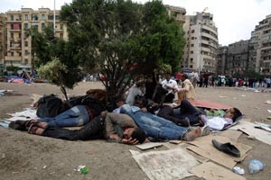 مصريون نائمون في التحرير متحدين قرار فك الاعتصام رويترز