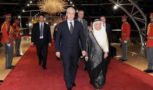 المستشار بالديوان الاميري محمد ابوالحسن مستقبلا الرئيس الصربي بوريس تاديتش
