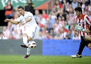 تسديدة مهاجم ريال مدريد كريستيانو رونالدو وهي في طريقها لهز شباك بلباو رويترز
