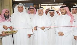 دحسين الدويهيس يقص الشريط مفتتحا مهرجان تعاونية النسيم
