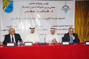 دفاضل صفر وماحمد الصبيح ودعبداللطيف البدر ودعبدالرزاق النفيسي خلال توقيع العقد
