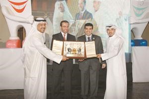 ديوسف الدويري ودابراهيم تقي يكرمان احد المشاركين

