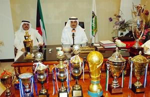 جمال الكاظمي وامامه عدد من الكؤوس التي احرزها العربي في عهده﻿