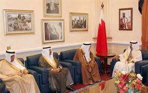 رئيس وزراء البحرين صاحب السمو الملكي خليفة بن سلمان مستقبلا عددا من المسؤولين	بنا﻿
