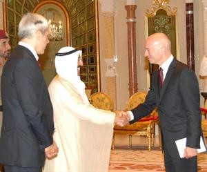 صاحب السمو الامير مصافحا السفير الصربي خلال مادبة الغداء﻿