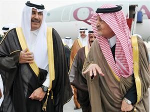 وزير الخارجية السعودي الامير سعود الفيصل مستقبلا رئيس الوزراء القطري الشيخ حمد بن جاسم قبيل اجتماع وزراء خارجية التعاون في الرياض امس ﻿