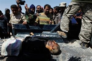 احد المرتزقة الجزائريين الموالين للقذافي اثر قتله على يد الثوار في اجدابيا امس 	رويترز﻿