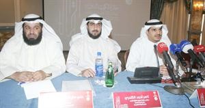 عبدالله براك وناصر الكندري وعلي مال الله العوضي خلال المؤتمر الصحافي
