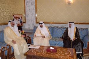 الشيخ دمحمد الصباح خلال لقائه السفير القطري عبدالعزيز الفهيد﻿