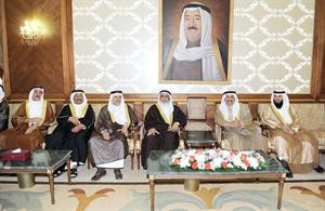 الخرافي والظهراني مع سفير مملكة البحرين في قاعة التشريفات