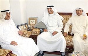 مبارك الخرينج ودليهي الهاجري اثناء استقبالهما السفير مجدي الظفيري في مكتب الخرينج امس هاني الشمري
