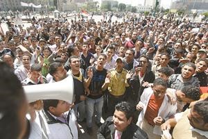 مصريون في ميدان التحرير يهتفون ضد مبارك بعد خطابه الصوتي امس افپ