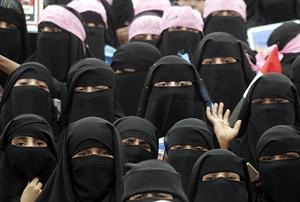 فرنسا تطبق اليوم حظر النقاب والخارجية تناشد مواطنينا الالتزام بالقانون