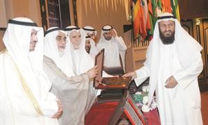 دعبدالمحسن الجارالله يكرم النائب محمد هايف