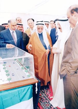 صاحب السمو الامير يطلع على ماكيت للمستشفى خلال مراحل تشييده﻿