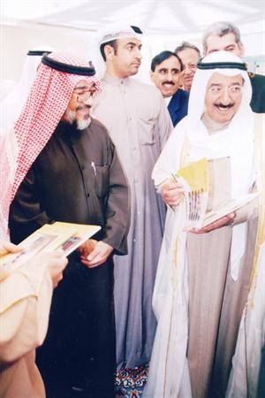 صاحب السمو الامير يتسلم مخططا للمستشفى من الزميل يوسف عبدالرحمن﻿