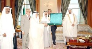 تقديم درع انجاز مبنى المستشفى لصاحب السمو الامير من قبل العم يوسف الحجي ود عبدالله المعتوق ود عبدالرحمن العوضي ود خالد الصالح﻿