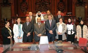 الخرافي وديمير يتوسطان شعيب المويزري ود رولا دشتي ود اسيل العوضي وصالح عاشور وغانم الميع ومرزوق الغانم والامين العام علام الكندري وتبدو السفيرة نبيلة الملا والزميلتان منى ششتر وامل المطوع