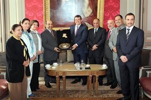 الرئيس جاسم الخرافي يسلم درعا تذكارية للنائب الاول لرئيس مجلس الشيوخ البلجيكي ديلي ديمير