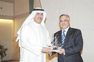دالنفيسي مكرما الزميل محمد الخالدي	 كرم ذياب﻿