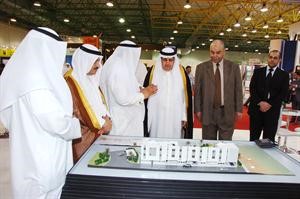 الخالدي والصباح والقدومي يتجولون باجنحة الشركات المشاركة قاسم باشا