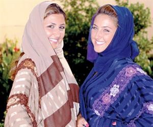 عارضتان تشاركان في المعرض﻿