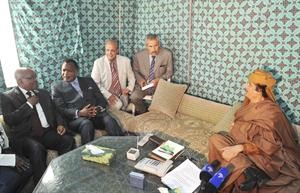 العقيد معمر القذافي مستقبلا وفد من الاتحاد الافريقي في طرابلس مساء امس الاول افپ
