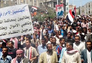متظاهرون يطالبون برحيل الرئيس اليمني فورا افپ