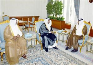 رئيس وزراء قطر الشيخ حمد بن جاسم اثناء استقباله رئيس البرلمان العربي علي الدقباسي وسفيرنا في الدوحة علي الهيفي﻿