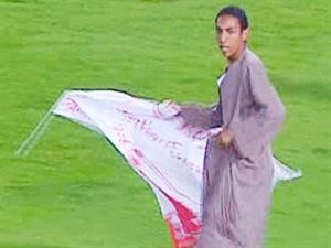 ابو جلابية الذي نزل الى الملعب في مباراة الزمالك والافريقي