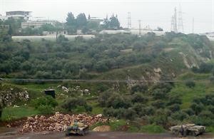 دبابتان سوريتان على تخوم مدينة بانياس الساحلية	رويترز﻿