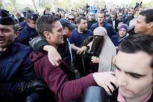 الشرطة الفرنسية تعتقل كنزة دريدر التي تحدت الحظر وتظاهرت في باريس امس رويترز