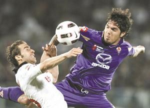 التحام طائر بين لاعب ميلان ماثيو فلاميني ومهاجم فيورنتينا مانويل فارغاس اپ