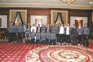 خالد رابح متوسطا وفد الزمالك في قاعة التشريفات بالمطار قبل مغادرته البلاد﻿