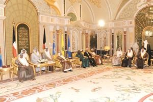 صاحب السمو الامير الشيخ صباح الاحمد وسمو ولي العهد خلال اللقاء مع سفراء السنغال والصومال وعمان وقطر والسعودية والبحرين﻿