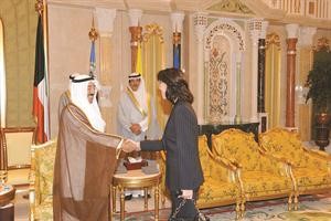 صاحب السمو مصافحا السفيرة الفرنسية ندى يافي﻿