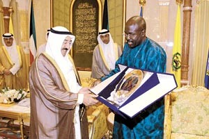صاحب السمو الامير الشيخ صباح الاحمد يتلقى درعا تذكارية من عميد السلك الديبلوماسي عبدالاحد امباكي