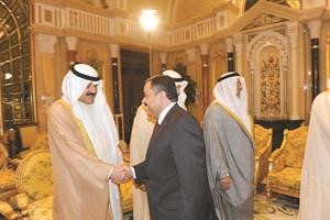 خالد الجارالله مصافحا السفير الاردني جمعة العبادي﻿