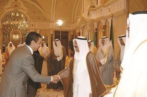 صاحب السمو مصافحا السفير المصري طاهر فرحات﻿