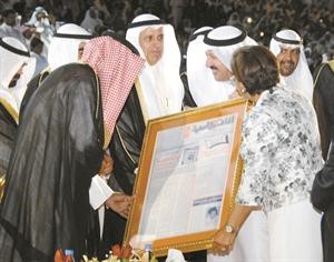 سمو ولي العهد يتسلم هدية من جريدة افاق