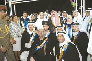  وسموه في لقطة تذكارية اخرى مع الخريجين المكرمين بحضور د موضي الحمود