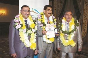 المخترعون الثلاثة لدى وصولهم