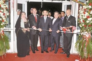 السفير المصري يقص شريط افتتاح المعرض