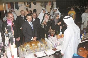 جولة داخل المعرض من السفير المصري
